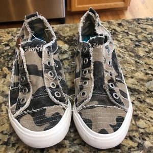 Blowfish Malibu size 9 women’s no lace shoes EUC
